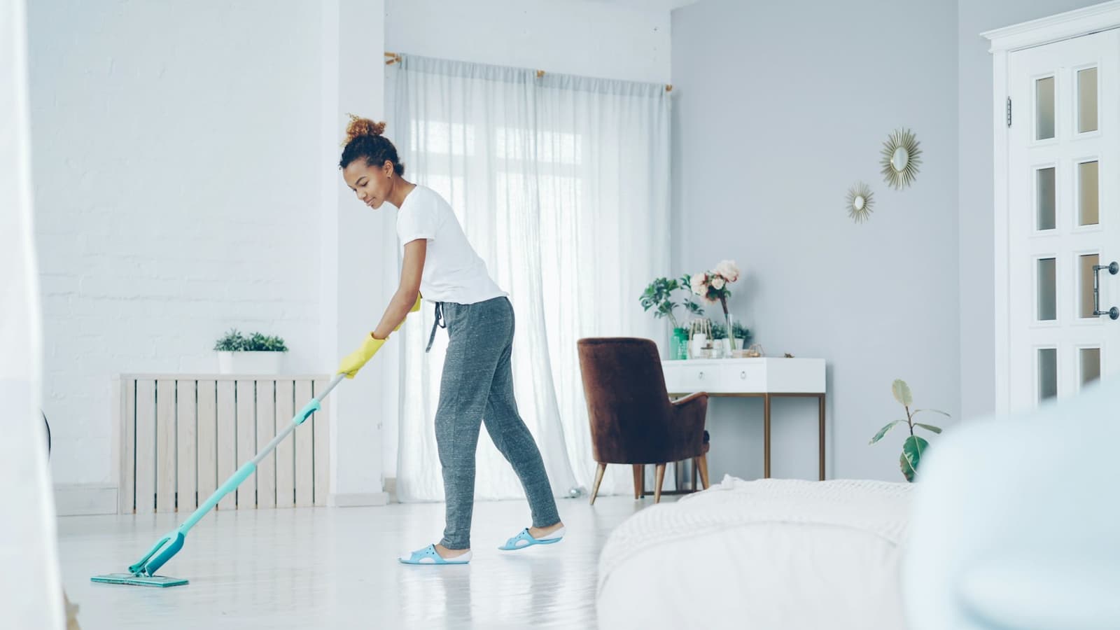 밝은 거실 바닥을 청소하는 모습